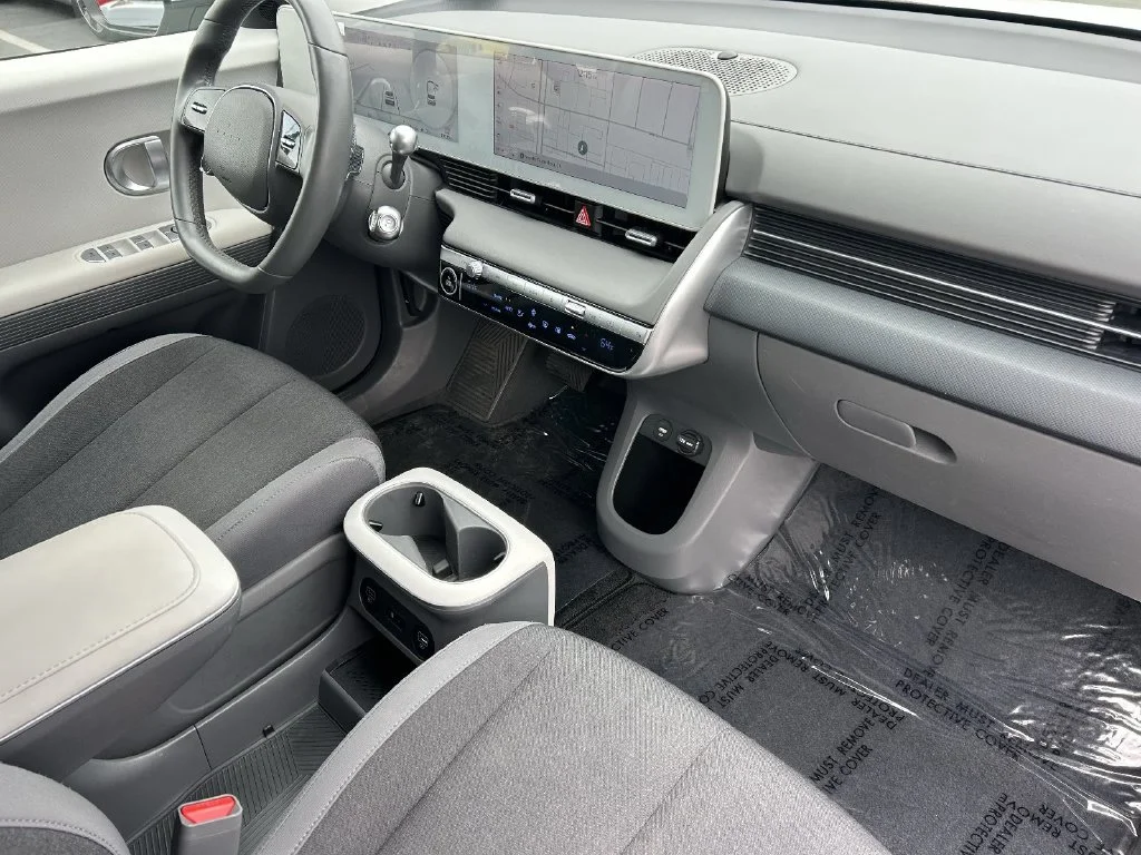 Used 2024 White Hyundai SEL image 8