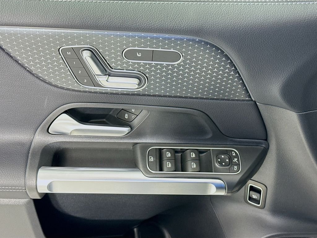 Used 2025 Black Mercedes-Benz GLB 250 image 18