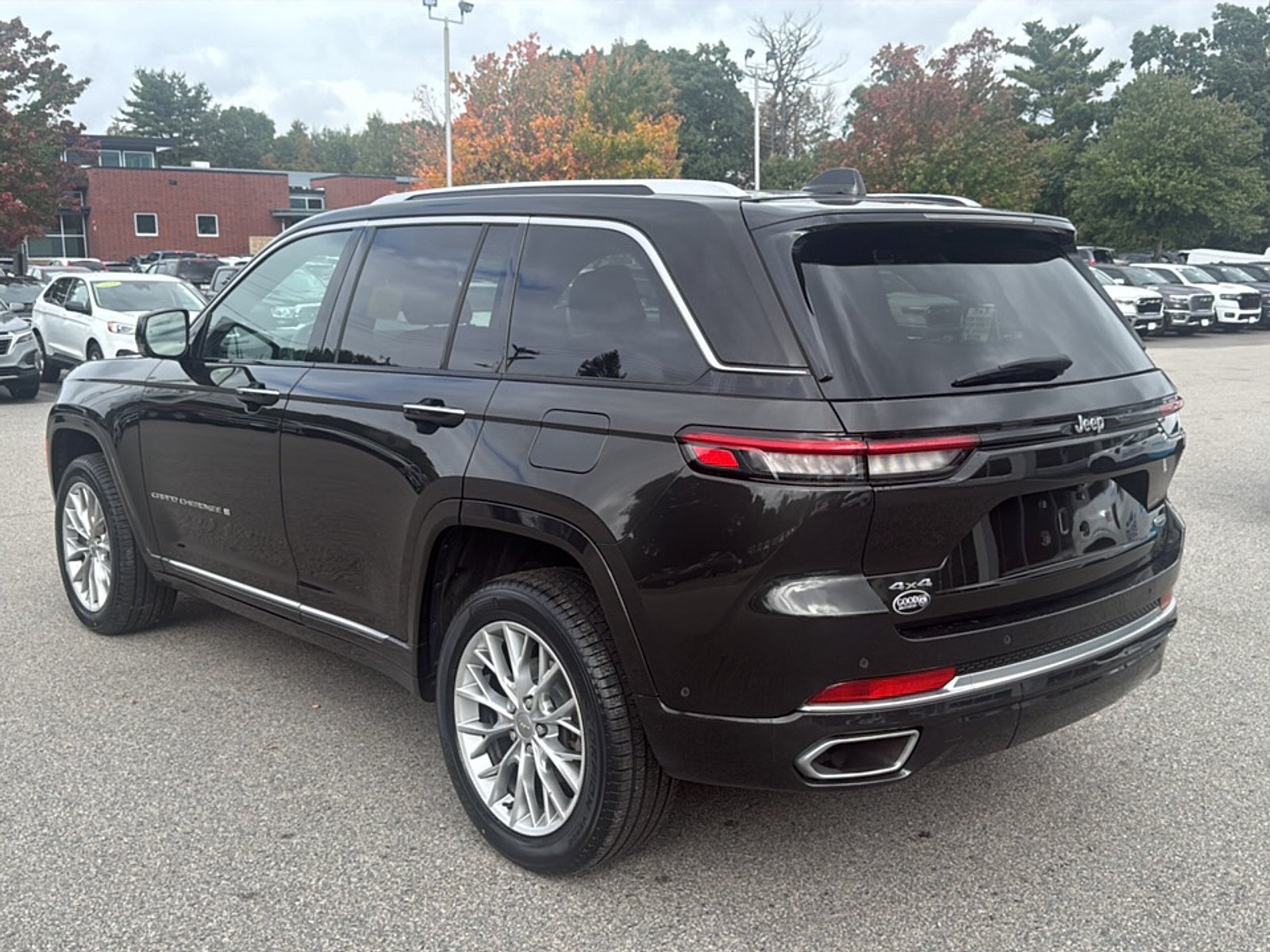 Used 2023 Rocky Mountain Pearlcoat Jeep Summit 4x4 image 10