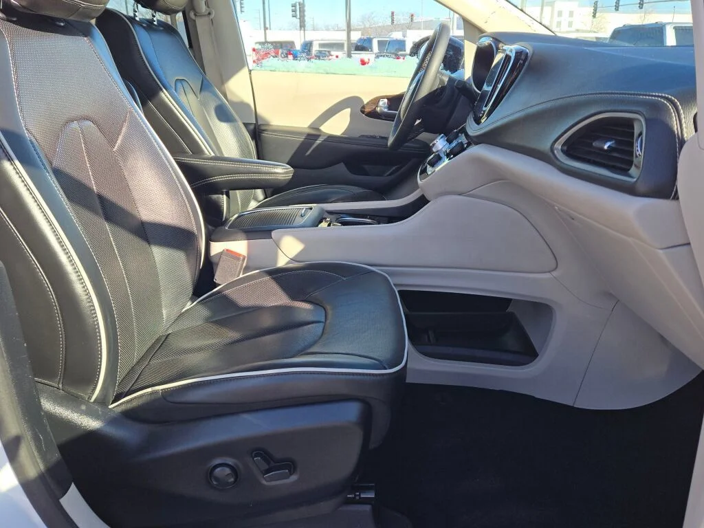 Used 2024 White Chrysler Limited image 6