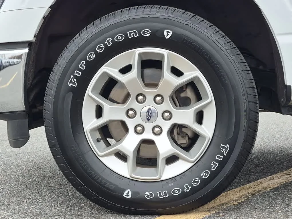 Certified Used 2023 Oxford White Ford XLT image 6