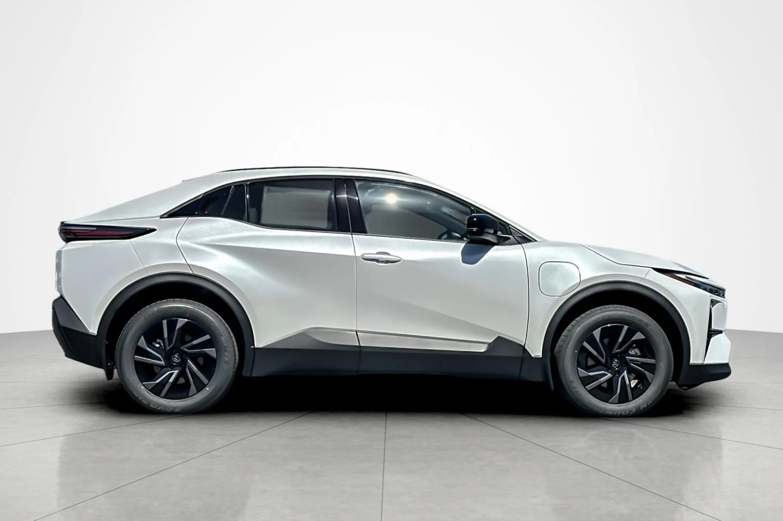 New 2026 Wind Chill Pearl <sup>1</sup> Toyota  SE image 6