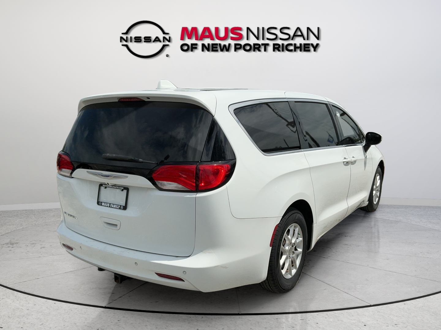 Used 2019 White Chrysler LX image 9