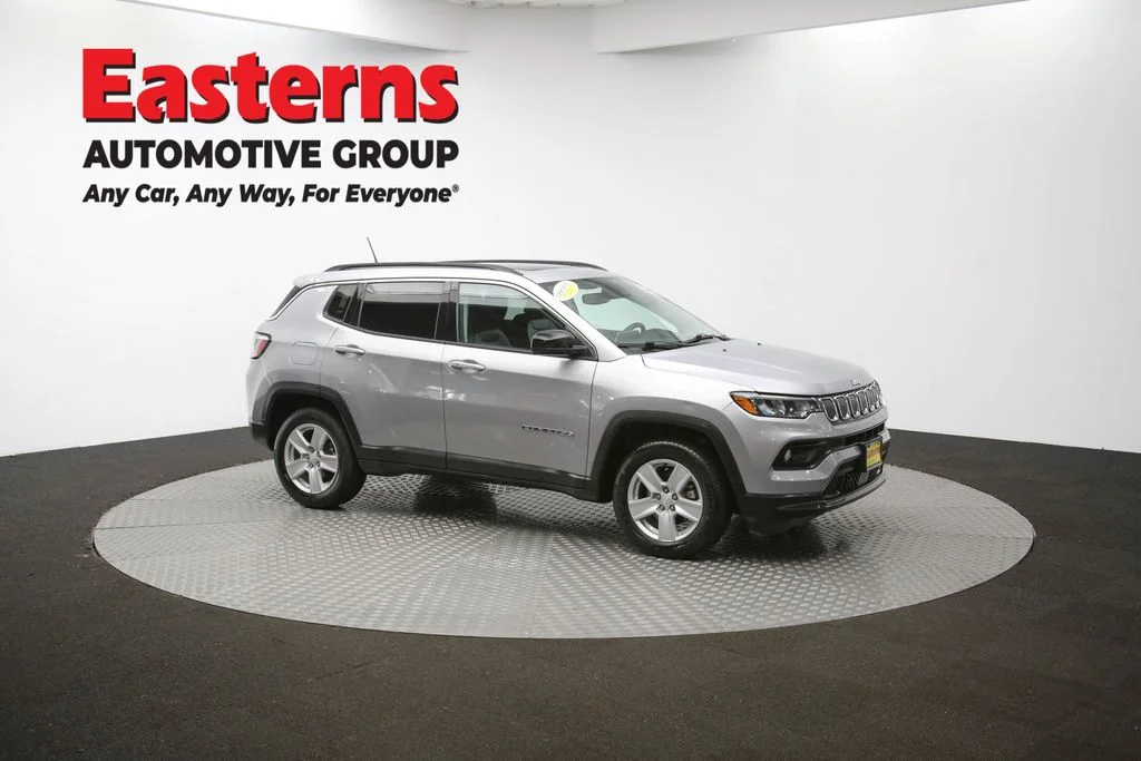 Used 2022 Silver Jeep Latitude image 44