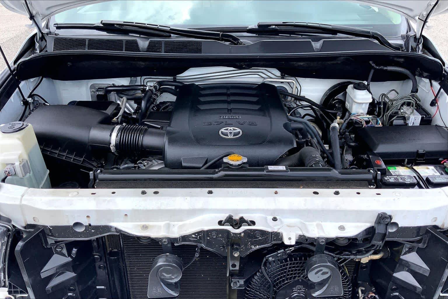 Used 2015 Super White Toyota SR5 image 30