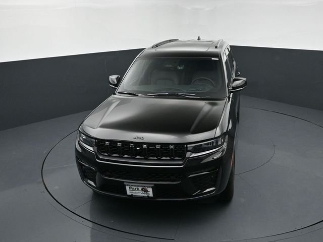New 2026 Diamond Black Crystal Pearl-Coat Exterior Paint Jeep Limited image 13
