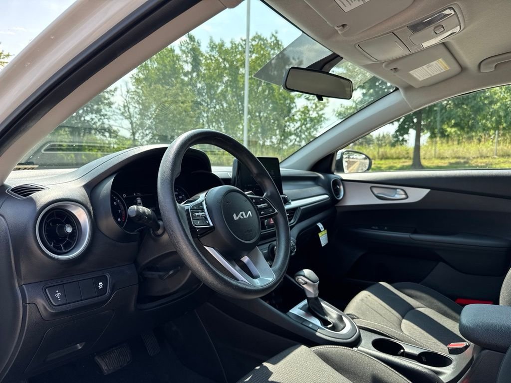 Used 2024 White Kia LX image 4