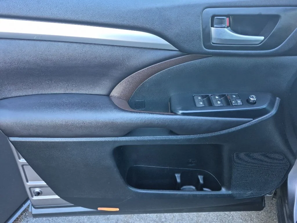 Used 2016 Gray Toyota XLE V6 image 16