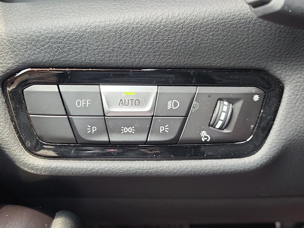 Used 2021 White Toyota 3.0 image 32