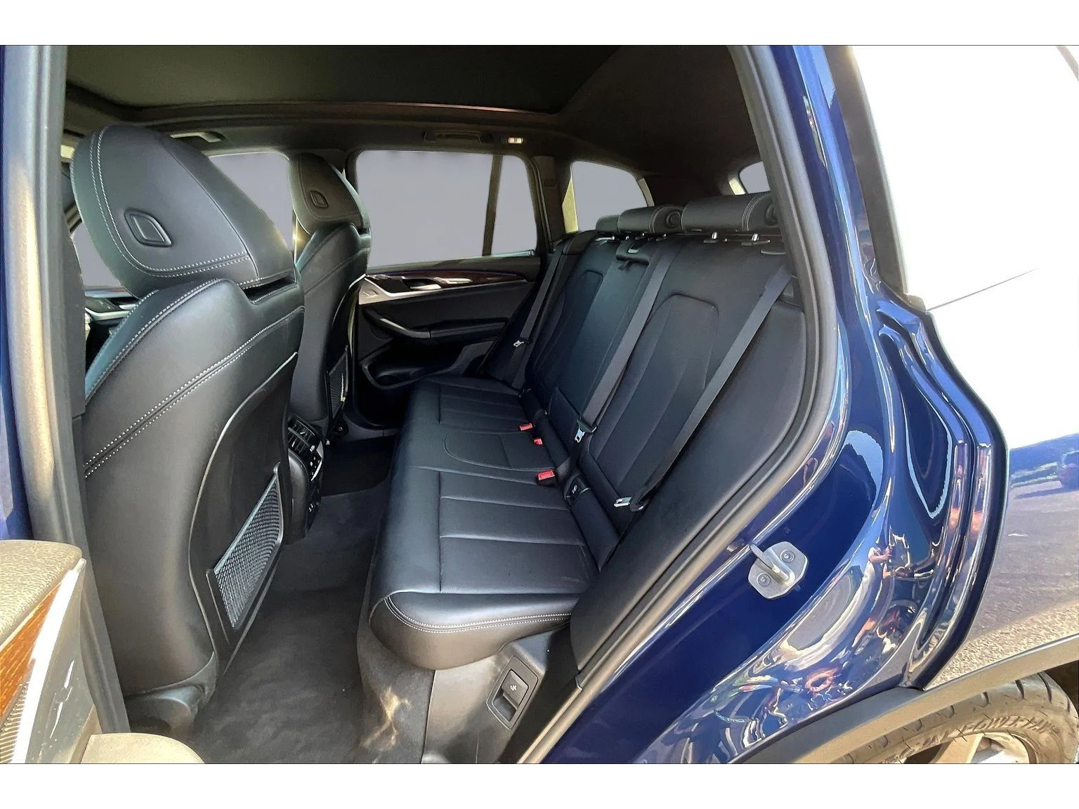 Used 2024  BMW sDrive30i image 18