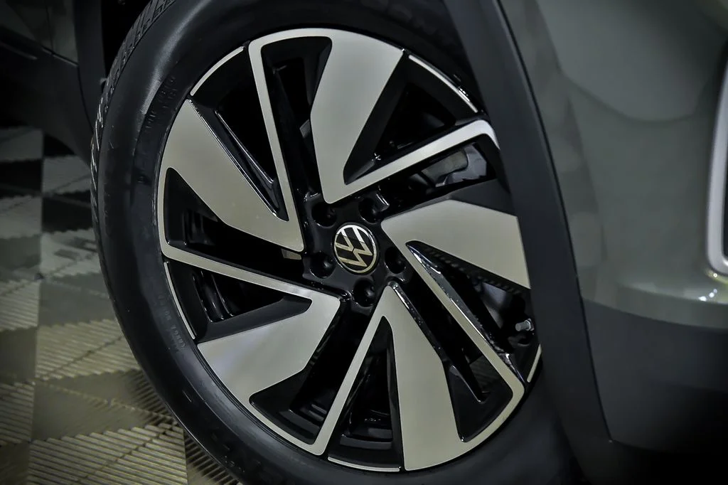 New 2026 Green Volkswagen 2.0T SE w/Technology image 3