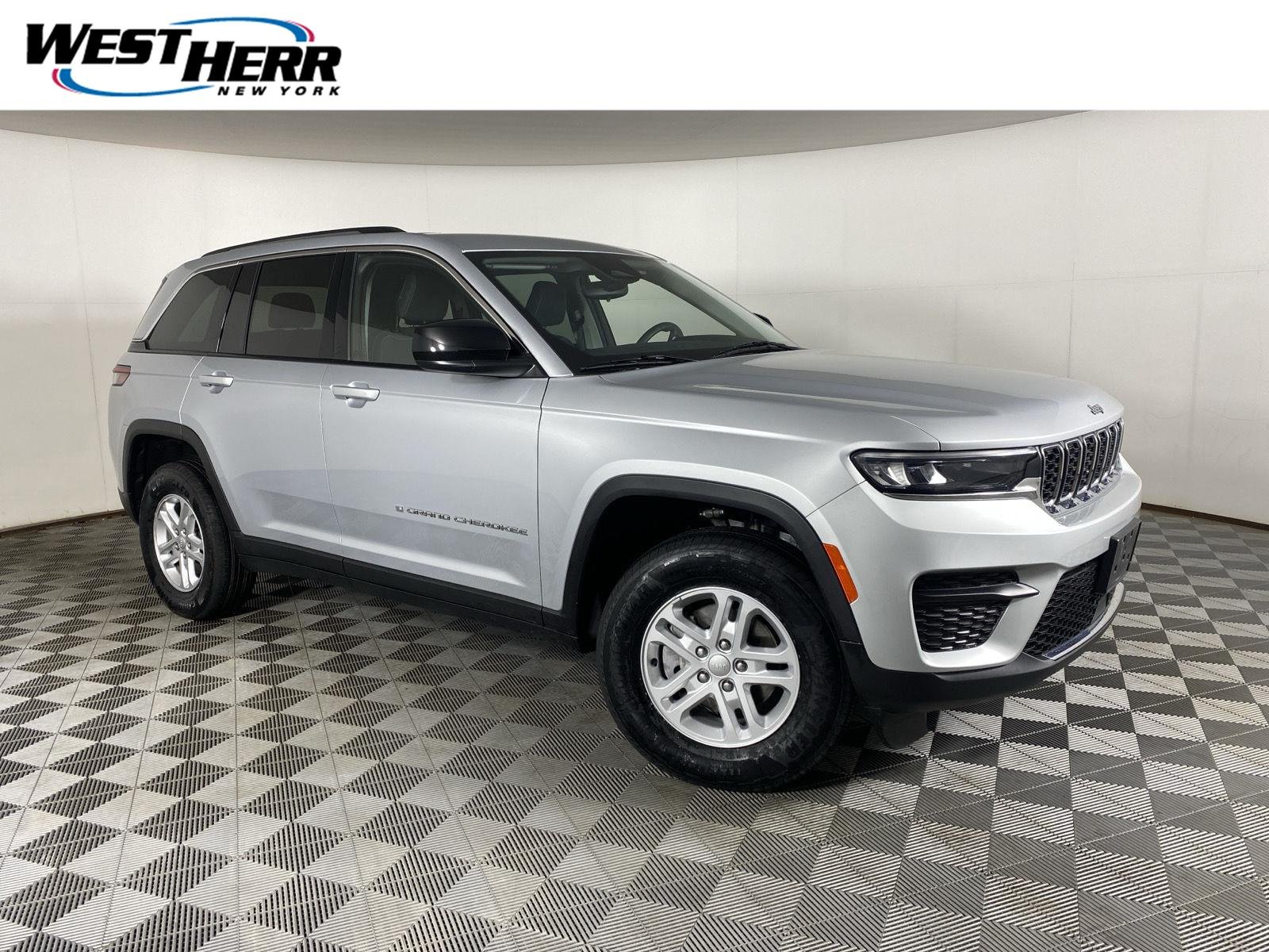 Used 2023 Silver Zynith Jeep Laredo image 1