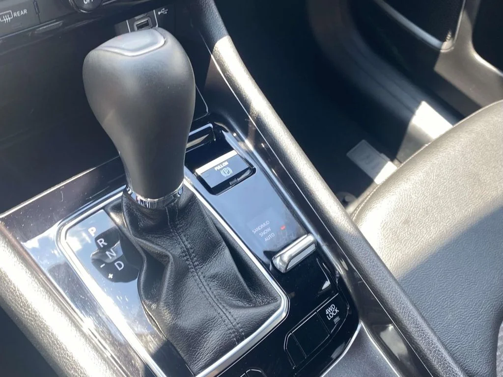 Used 2024 White Jeep Latitude image 27