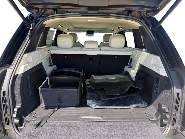New 2026 Santorini Black Land Rover SE image 18