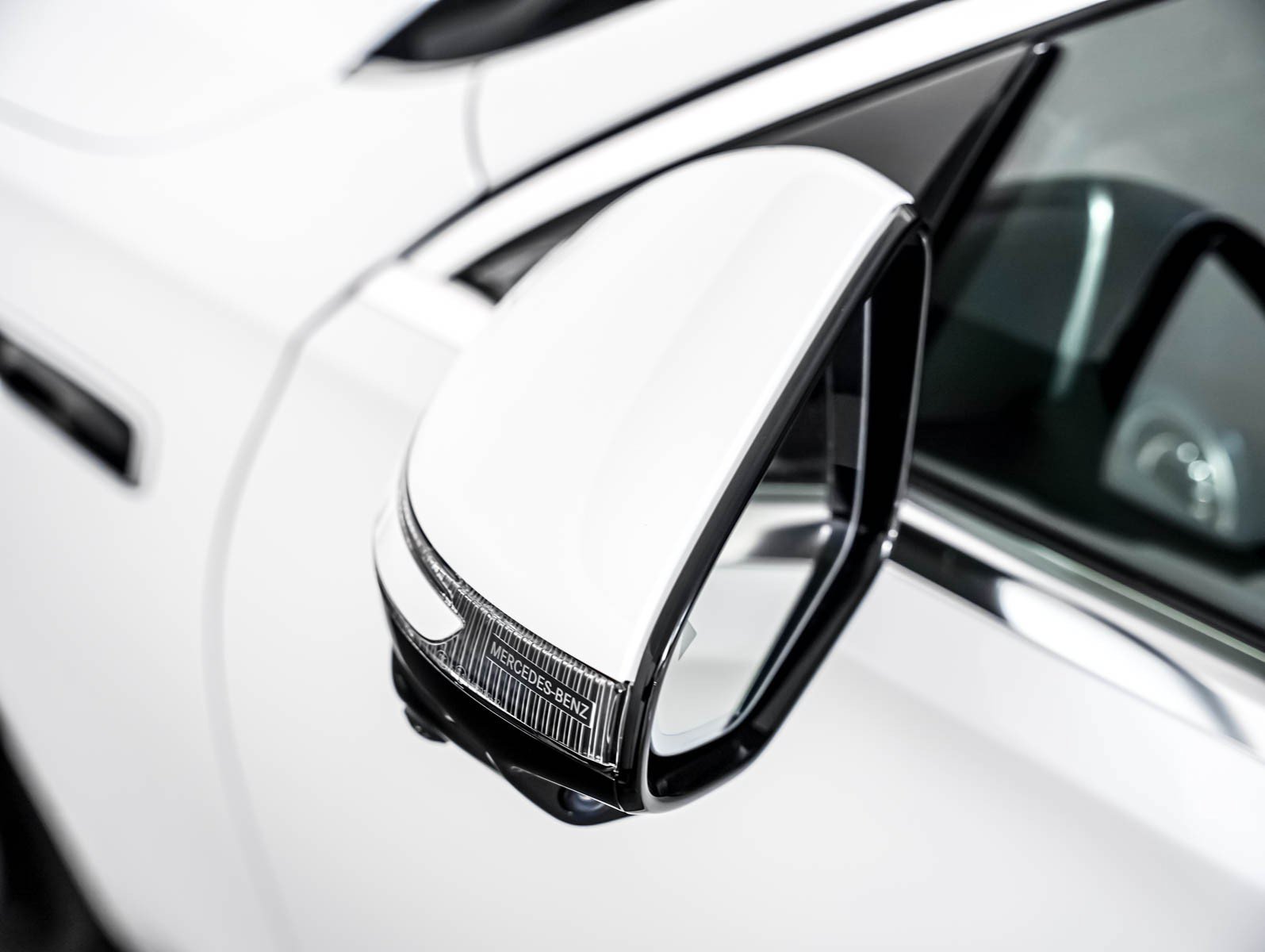 New 2027 MANUFAKTUR Moonlight White Metallic Mercedes-Benz S 580 image 27