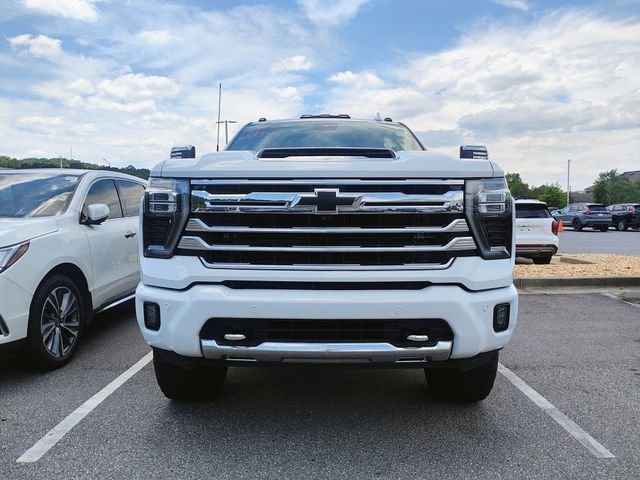 Used 2024 White Chevrolet High Country image 2