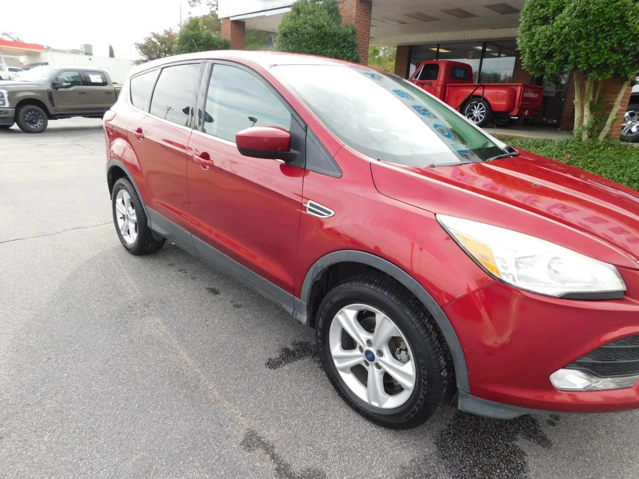 Used 2014 Red Ford FWD 4dr SE image 2