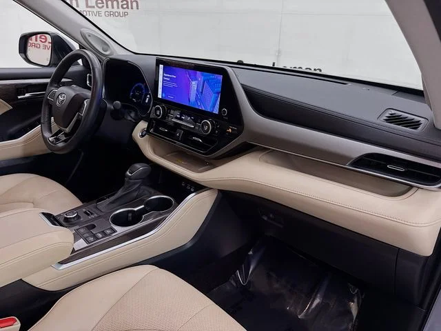 Used 2023  Toyota Limited image 31
