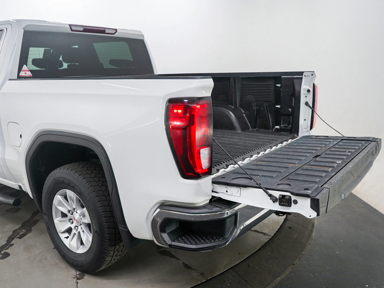 Used 2023 White GMC SLE image 11