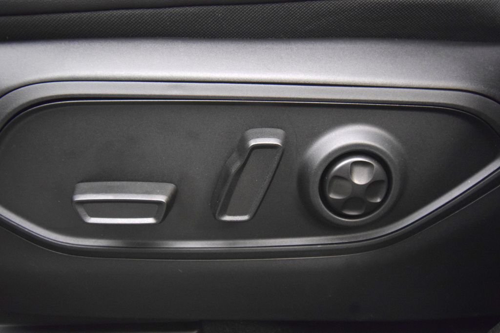 New 2026 Bright White Clear-Coat Exterior Paint Jeep  image 34