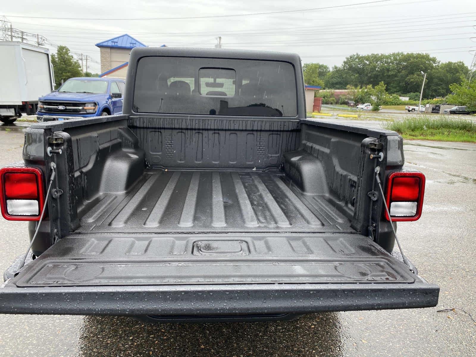 Used 2022 Granite Crystal Metallic Clearcoat Jeep Overland image 6