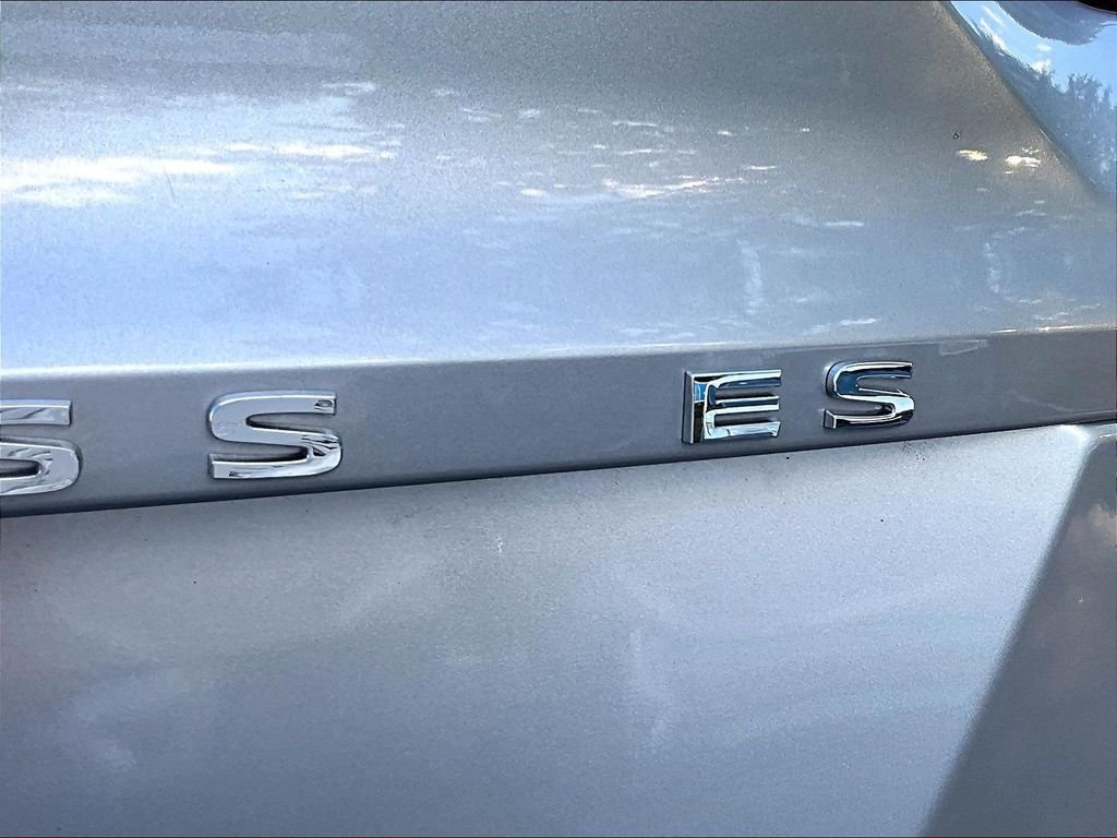 Used 2022 Silver Mitsubishi ES image 29