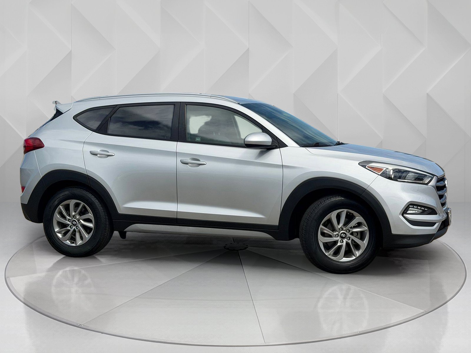 Used 2018 Molten Silver Hyundai SEL image 7