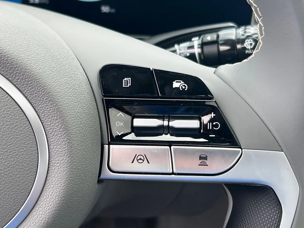 Used 2025 White Hyundai SEL Convenience image 25