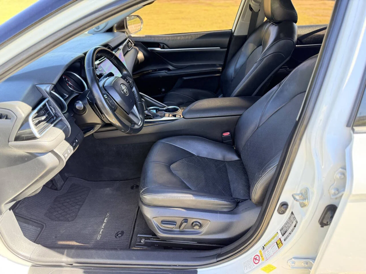 Used 2018 White Toyota XSE V6 4dr Sedan image 13