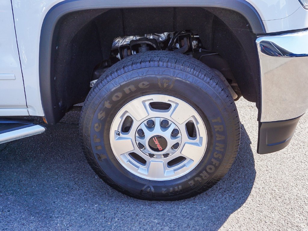 Used 2017 White GMC SLE image 9