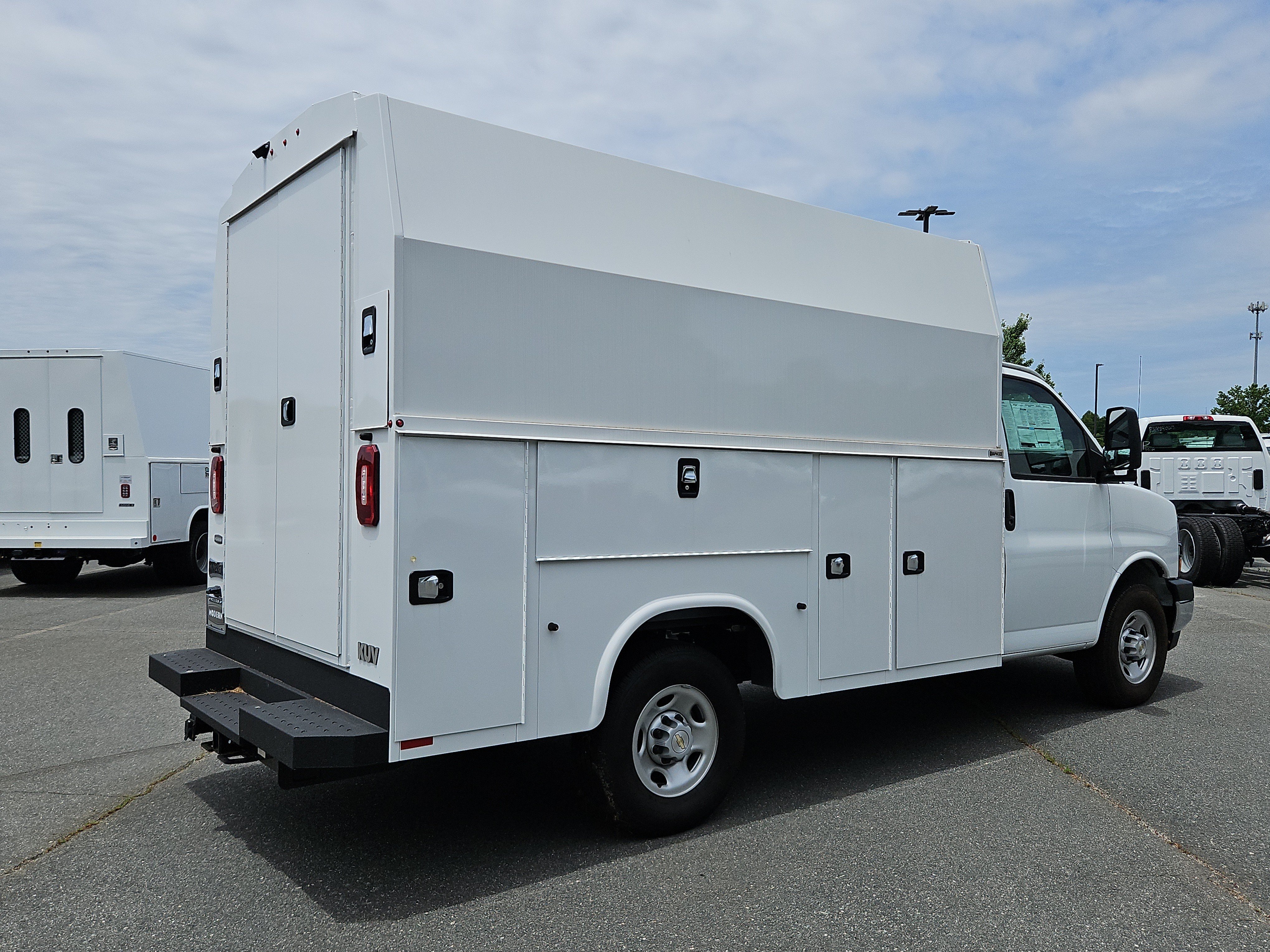 New 2025 Summit White Chevrolet 1WT image 5