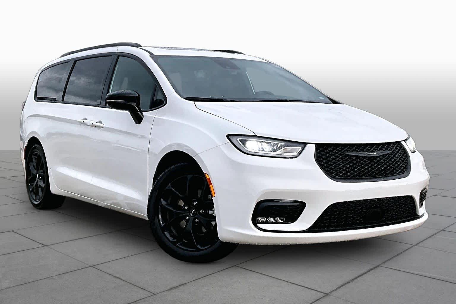 Used 2025 Bright White Clearcoat Chrysler Limited image 3