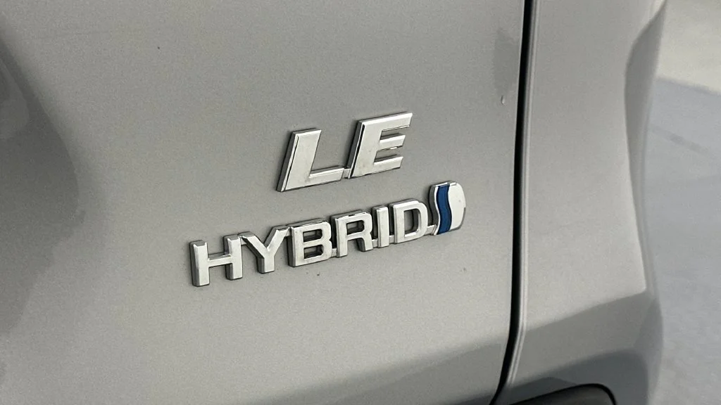 Certified Used 2022 Silver Toyota LE image 19