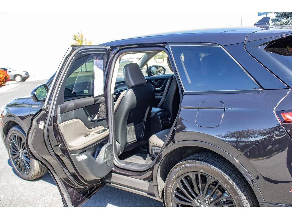 Used 2025 Infinite Black Metallic Clearcoat Lincoln Reserve image 13