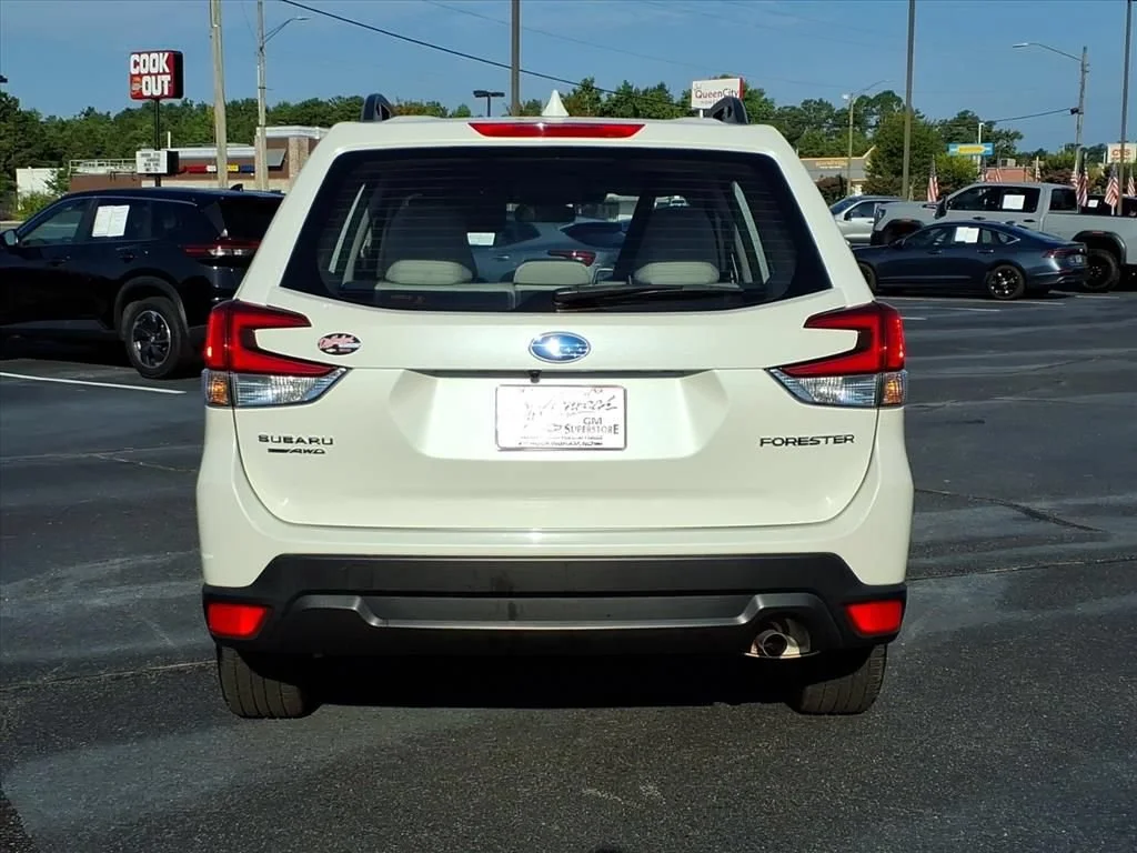 Used 2023 White Subaru  image 19