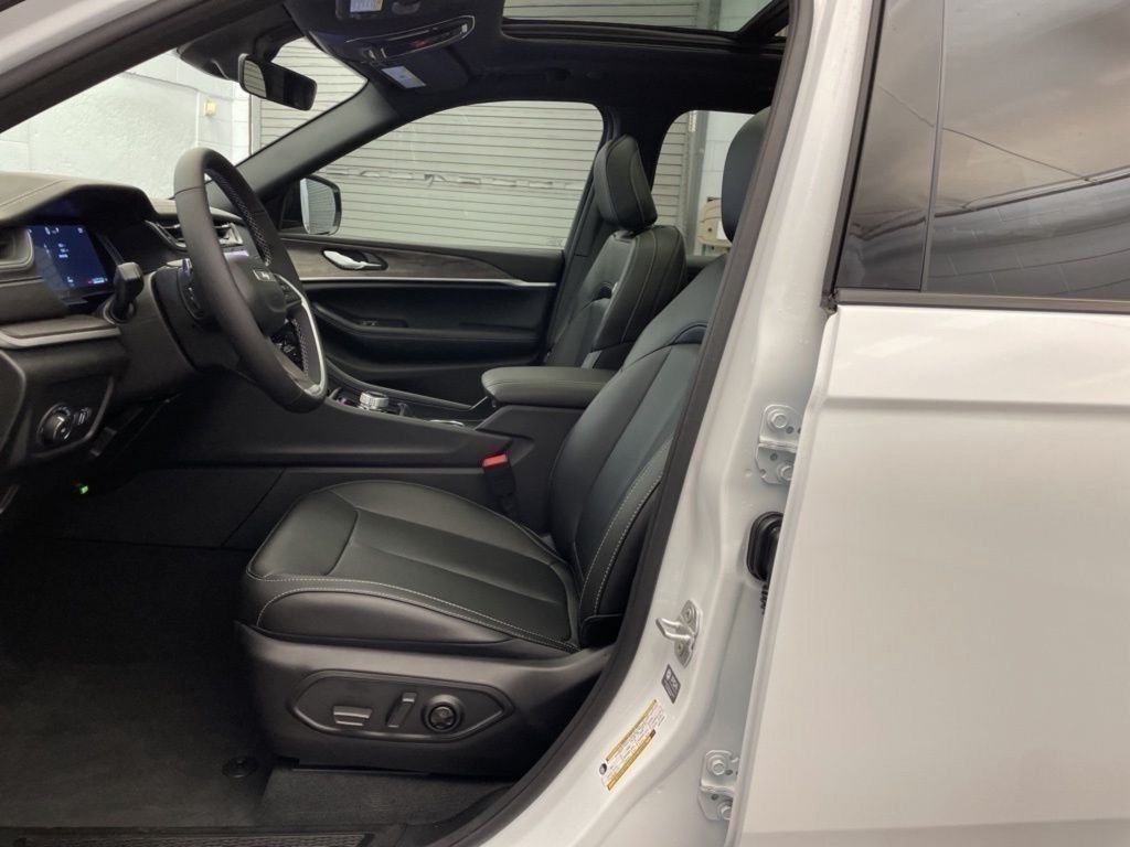 New 2025 Bright White Clear-Coat Exterior Paint Jeep Limited image 17