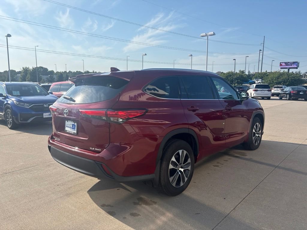 Used 2020 Pearl Toyota XLE image 4