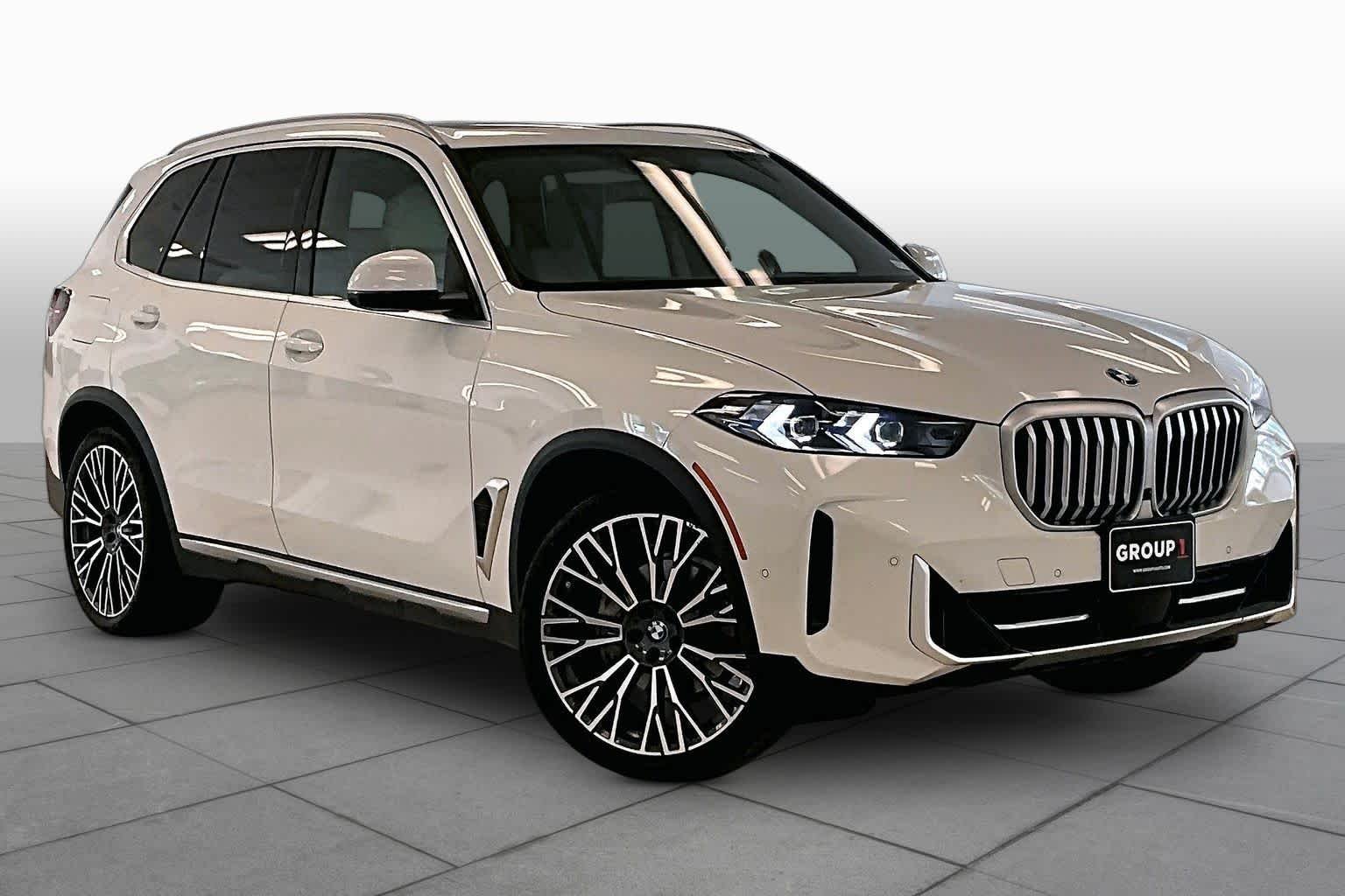 Used 2024 Alpine White BMW sDrive40i image 2
