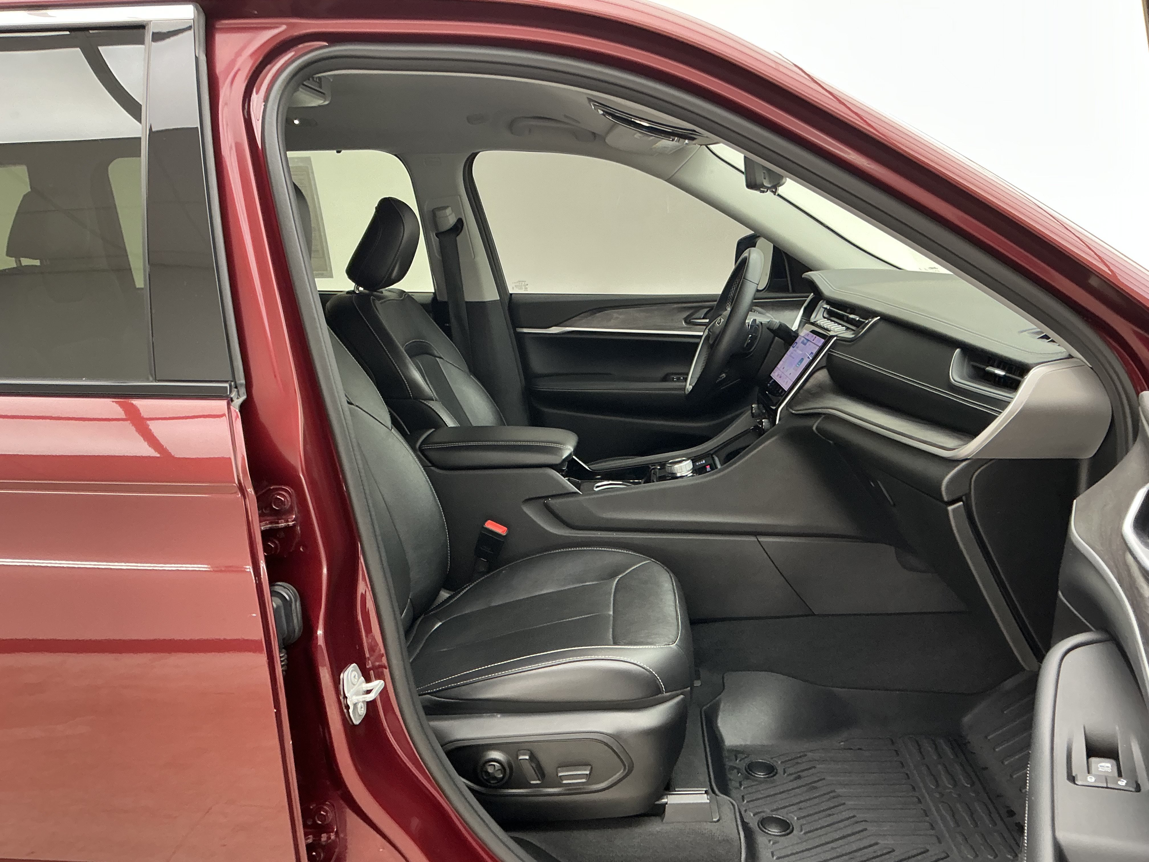 Used 2022 Velvet Red Pearlcoat Jeep Limited image 25