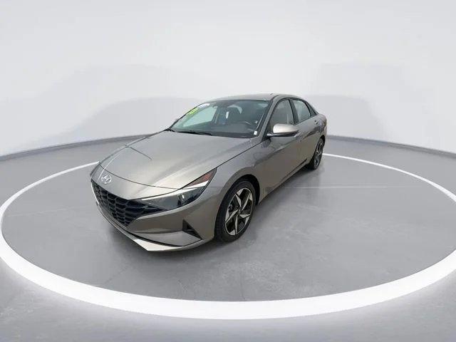 Used 2023 Silver Hyundai SEL image 4