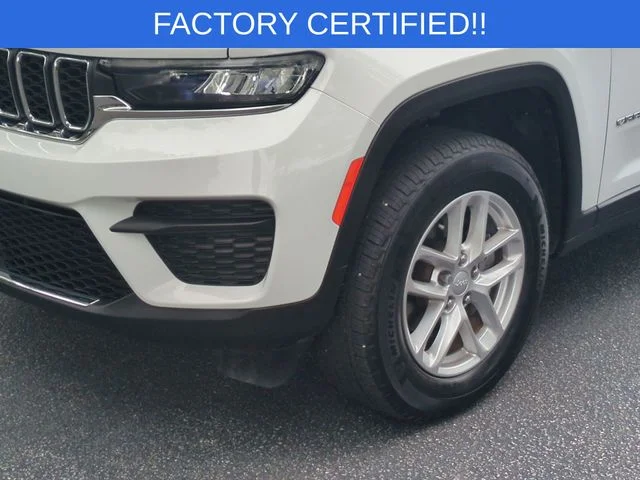 Used 2025 White/off-white Jeep Laredo X image 9