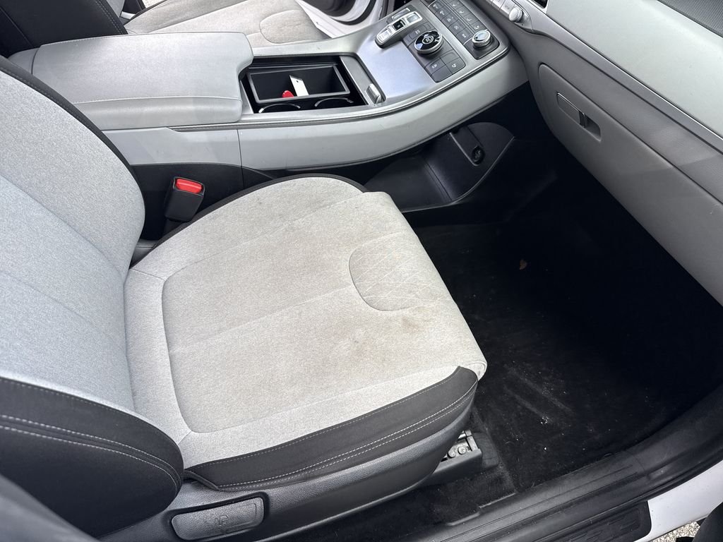 Used 2020 Hyper White Hyundai SE image 32