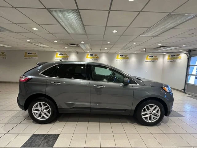 Used 2024 Gray Ford SEL image 3
