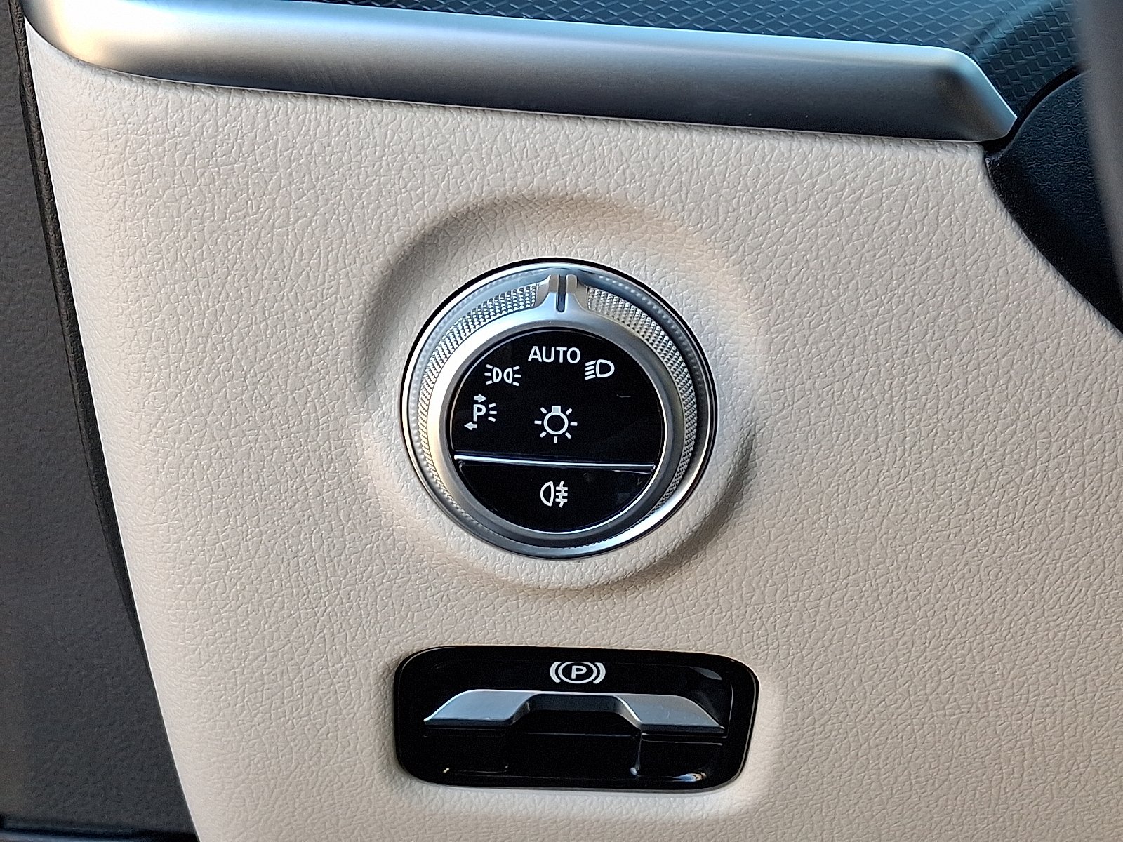 2025 Mercedes-Benz C-Class Sedan C 300 - Photo 26