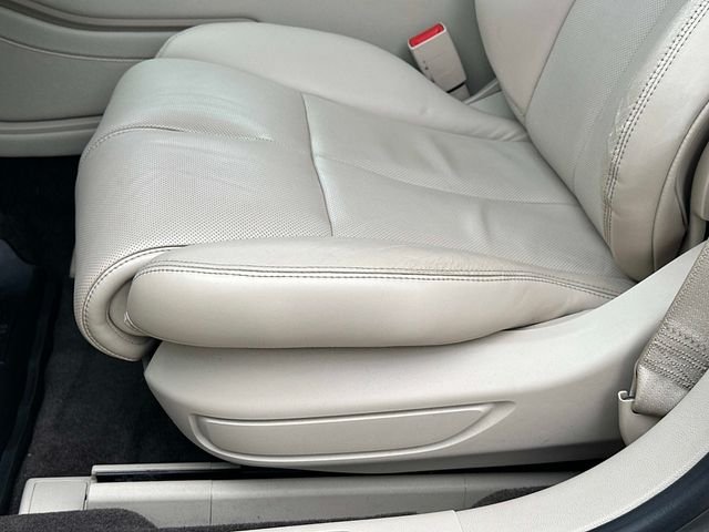 Used 2017 Green Lincoln Select image 16