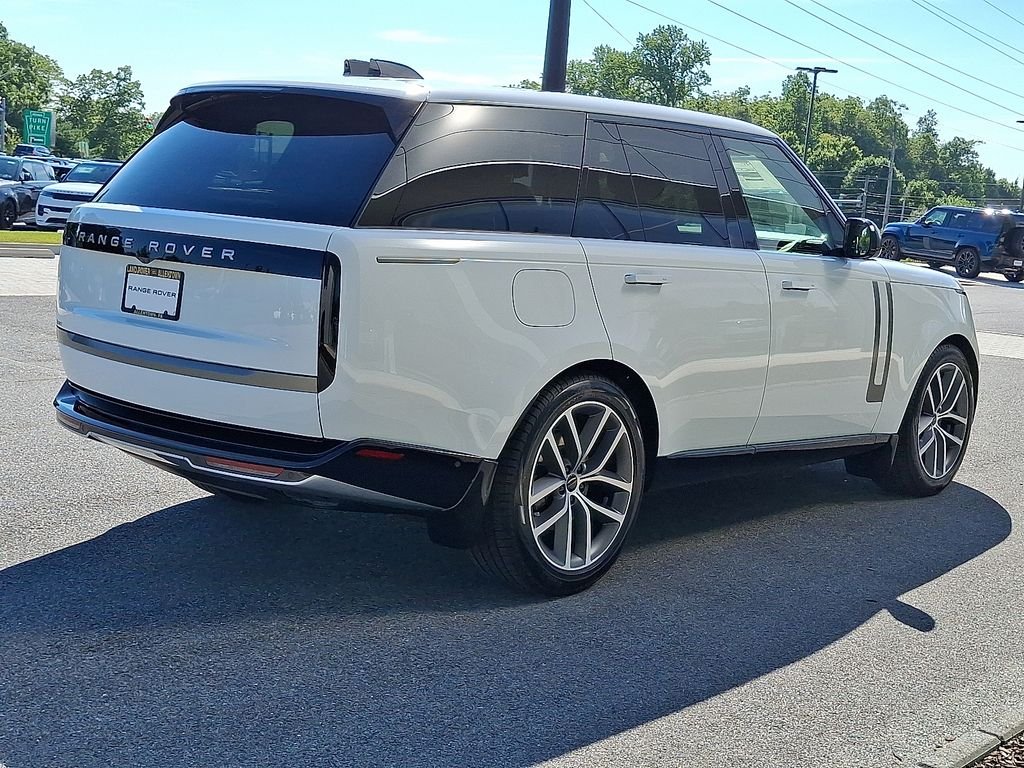 New 2026 Fuji White Land Rover SE image 3