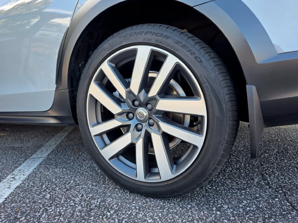 Used 2025 Gray Volvo Plus, B6 AWD Gas (mild hybrid) image 32