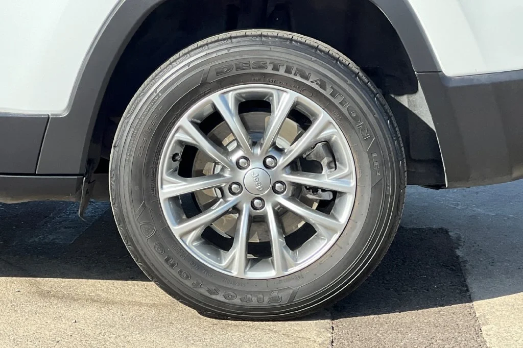 Used 2022 White Jeep Latitude Lux image 29