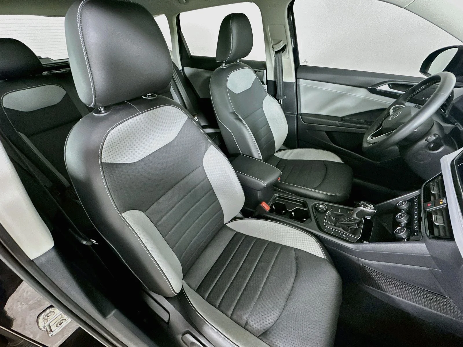Used 2022 Black Volkswagen  image 44