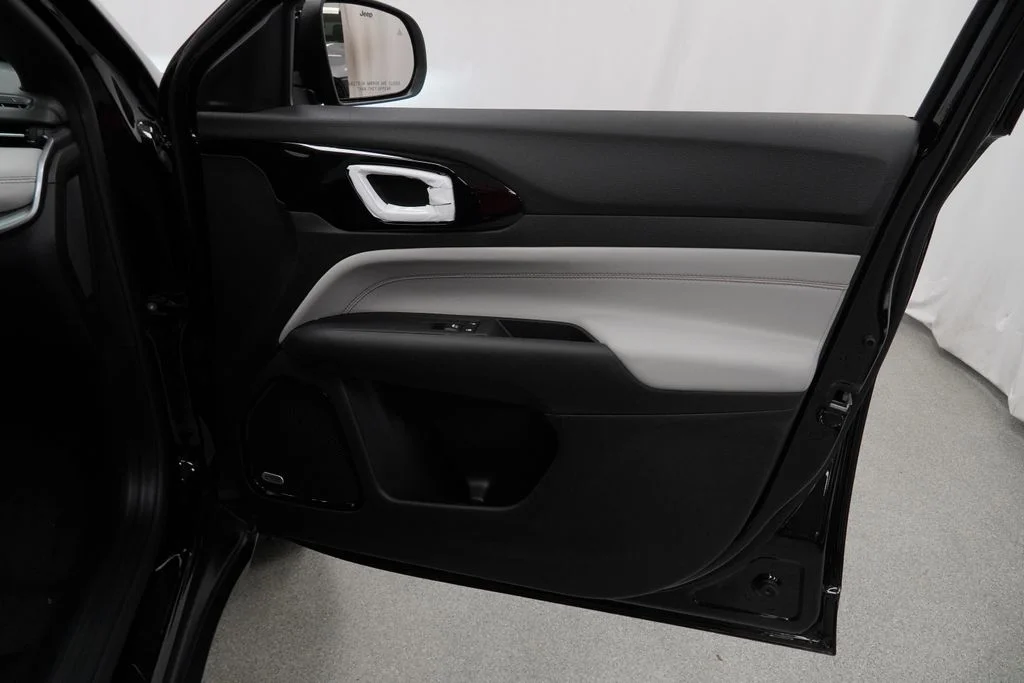 New 2026 Diamond Black Crystal Pearl-Coat Exterior Paint Jeep Limited image 33